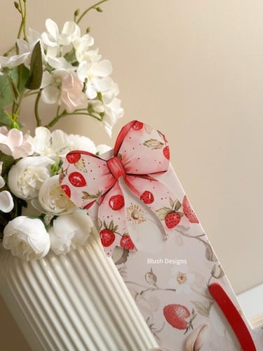 حرف خشبي بثيم الفراولة B /مع اسم اكريلك بارز