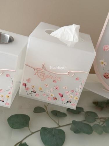 علبة مناديل / مع تصميم ورد الاوركيد الملون وكتابة...