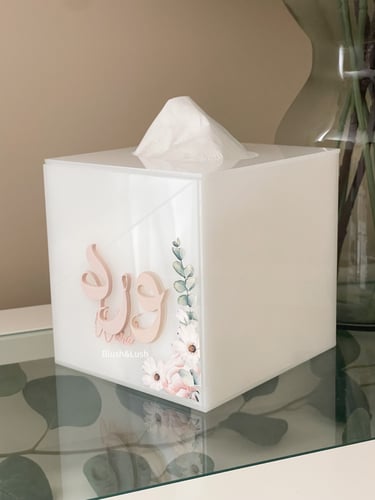 علبة مناديل / مع تصميم الورد الوردي وكتابة بالاكري...