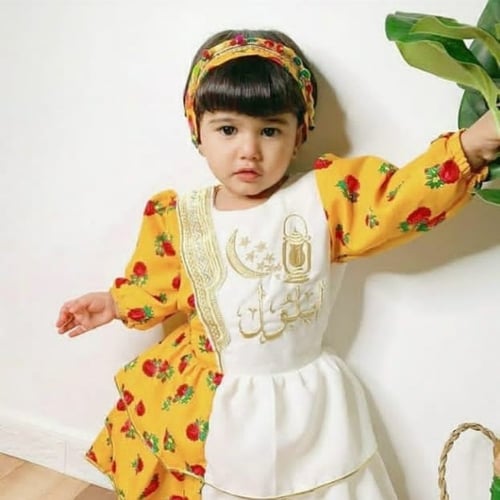 فساتين أطفال لون ابيض و اصفر مع ورد احمر