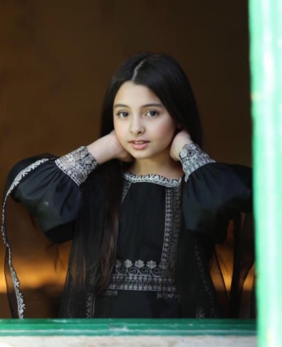 فستان التاسيس اسود بتطريز فضي