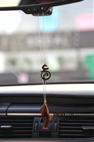 تعليقه عود حرفين مدموجين برائحة العود الفاخره