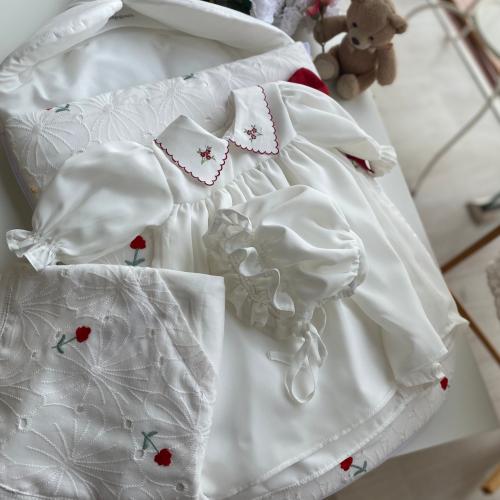 طقم التوليب الأحمر