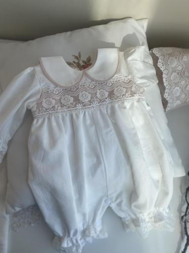 افرول ابيض بشريط بيج +قبعه