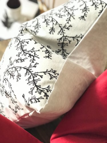 غطاء وسادة ميرميد تطريز أسود