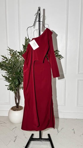 فستان عودي أنيق من خامة باربي فاخرة بتصميم كتف واح...