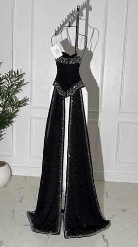 فستان سهرة أبيض وأسود فاخر بذيل خلفي مطرز