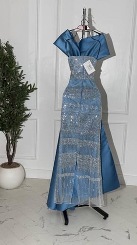 فستان سهرة سماوي طويل مع شك بأكمام مكشوفة