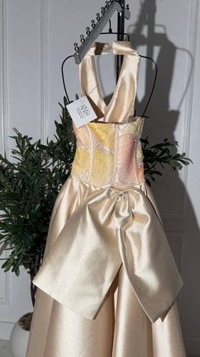 فستان ميكادو طويل بتل مموج وربطة ظهر فاخرة