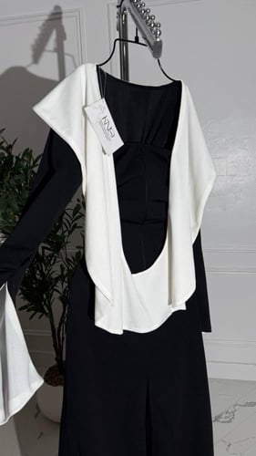 فستان اسود ناعم بياقة بيضاء