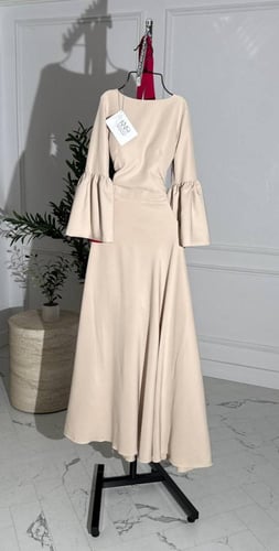 فستان سواريه لون بيج قماش باربي مع حزام فوشي