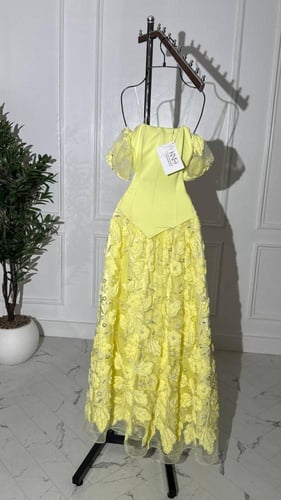 فستان سهرة ليموني غامق بورود بارزة مع بايري