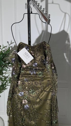 فستان سهره زيتي كلفة فاخرة مع تفته بالداخل