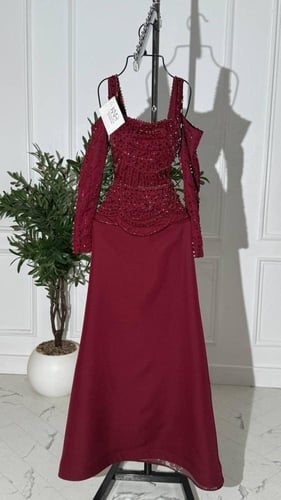 فستان سهرة بايري عنّابي مطرّز يدويًا