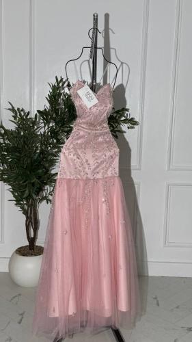 فستان تل أنيق مزين بتفاصيل شك لامعة