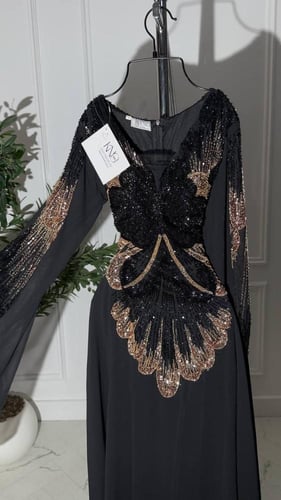 فستان اسود مع شك مموج فاخر