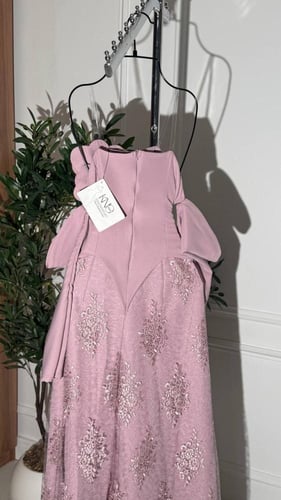 فستان لحمي مع وردة و دانتيل قفطان