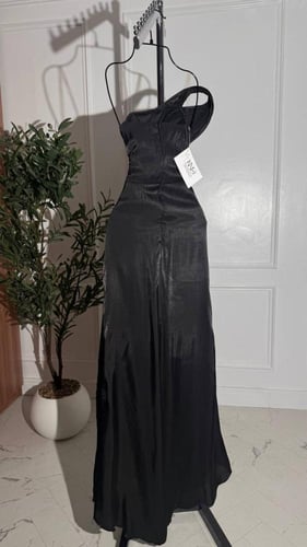 فستان اسود كرنكل مع وتر اسود بفتحة