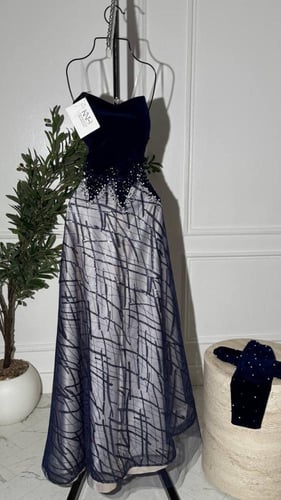 فستان جوخ شتوي مع شبك أنيق يضيف لمسة خفيفة وفاخرة