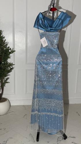 فستان سهرة سماوي طويل مع شك بأكمام مكشوفة