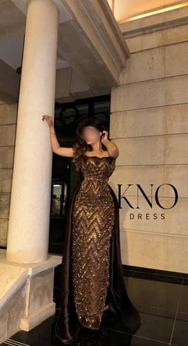 فستان سهرة ميكادو بني فاخر مع شك مموج – تصميم ملكي