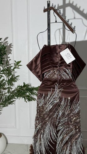 فستان بني من قماش جازار مع تطريز وورود وخرز فاخر