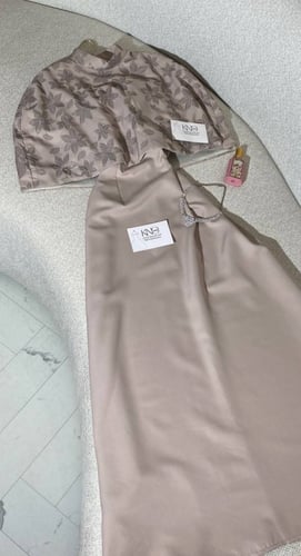 فستان ضي سهرة ذهبي ناعم بتطريز ورود