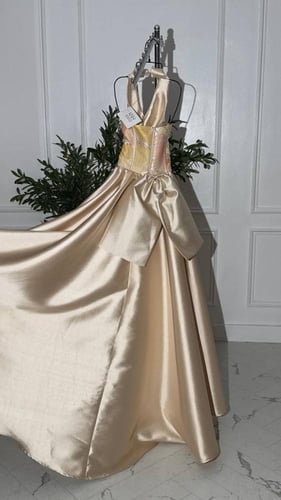 فستان ميكادو طويل بتل مموج وربطة ظهر فاخرة