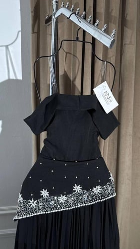 فستان اسود بكسرات وتطريز لؤلؤي