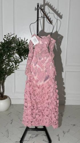 فستان وردي فاخر بورود ثلاثية وتطريز أنيق