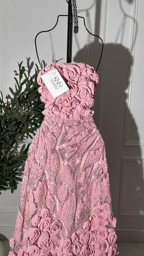 فستان سهرة طويل وردي فخم بتصميم ورود ثلاثية الأبعا...