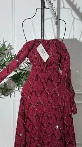 فستان سهرة خمري كلفة دانتيل تل بأكمام طويلة