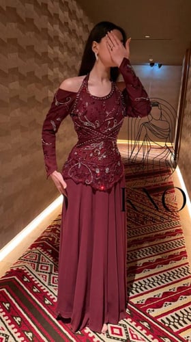 فستان بايزي مطرز يدوياً بجورجيت مبطن لإطلالة أنيقة