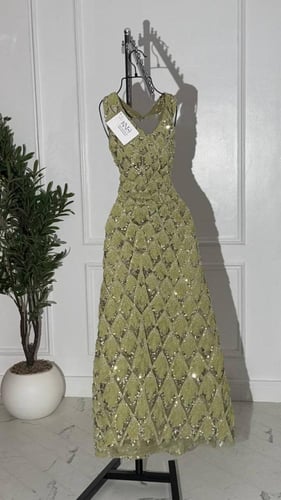 فستان سهرة اخضر طويل ب تل مطرز