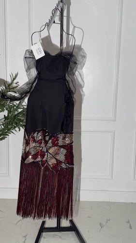 فستان اسود بأكمام تل مع هدب بالاسفل