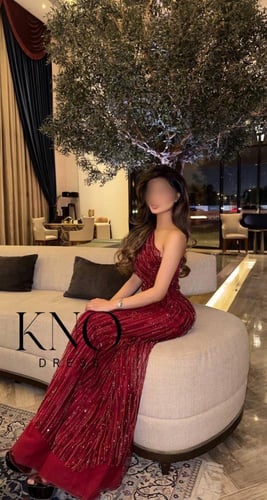 فستان سهرة عودي فاخر - كتف واحد بخطوط لامعة ولمسة...