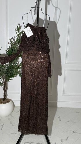 فستان دانتيل بني مطرز بكردانة ولؤلؤ فاخر بتصميم أن...