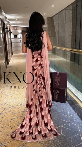 فستان بخامة مخمل مع شك مموج يجمع بين النعومة والفخ...