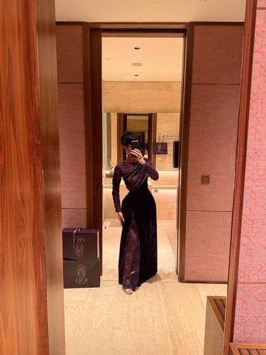 فستان جوخ فاخر مزين بتفاصيل دانتيل ولمسة لمعة راقي...