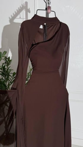 فستان بني كلوش بأكمام شفافه