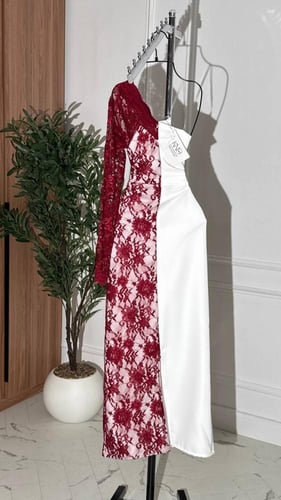 فستان ابيض طويل بمزيج من الدانتيل