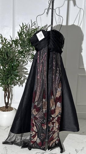 فستان سهرة أسود ميكادو فاخر مزين بشك مموج