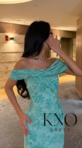 فستان سهرة ميدي أخضر فيروزي بكتف مكشوف