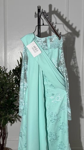 فستان سهرة تيفاني دانتيل وباربي بتطريز أنثوي مع شي...