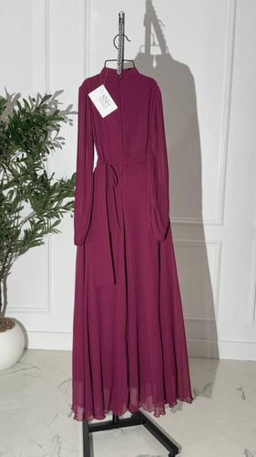 فستان ساتر طويل بأكمام طويلة مع حزام