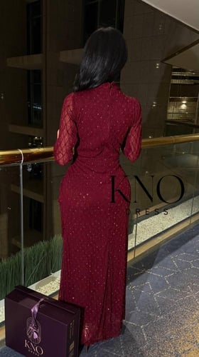 فستان سهرة عنابي فاخر بلمسات أنثوية أنيقة