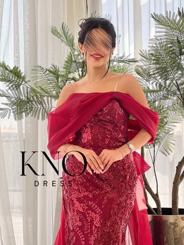 فستان سهرة احمر مطرز بذيل