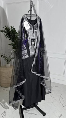 جلابية سوداء تقليدية مع طرحه شفافه