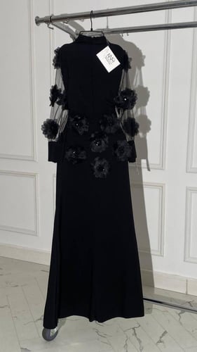 فستان ديالا اسود طويل بتفاصيل ورود بارزة