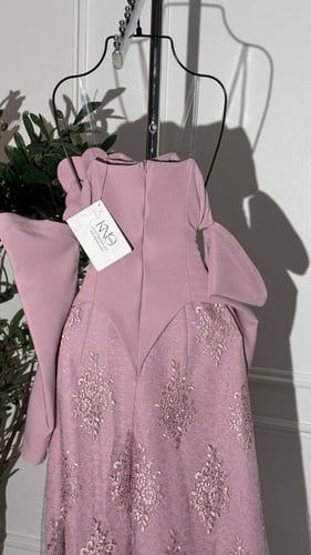 فستان لحمي مع وردة و دانتيل قفطان